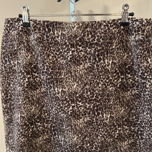 Talbots pencil skirt in cheetah print size 6 like new - Picture 2 of 7